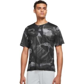 Nike NK DF MILER TOP SS CAMO Férfi póló futáshoz, sötétszürke, méret kép